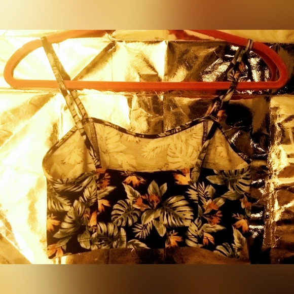 Forever 21 tropical print crop top. - Picture 6 of 7